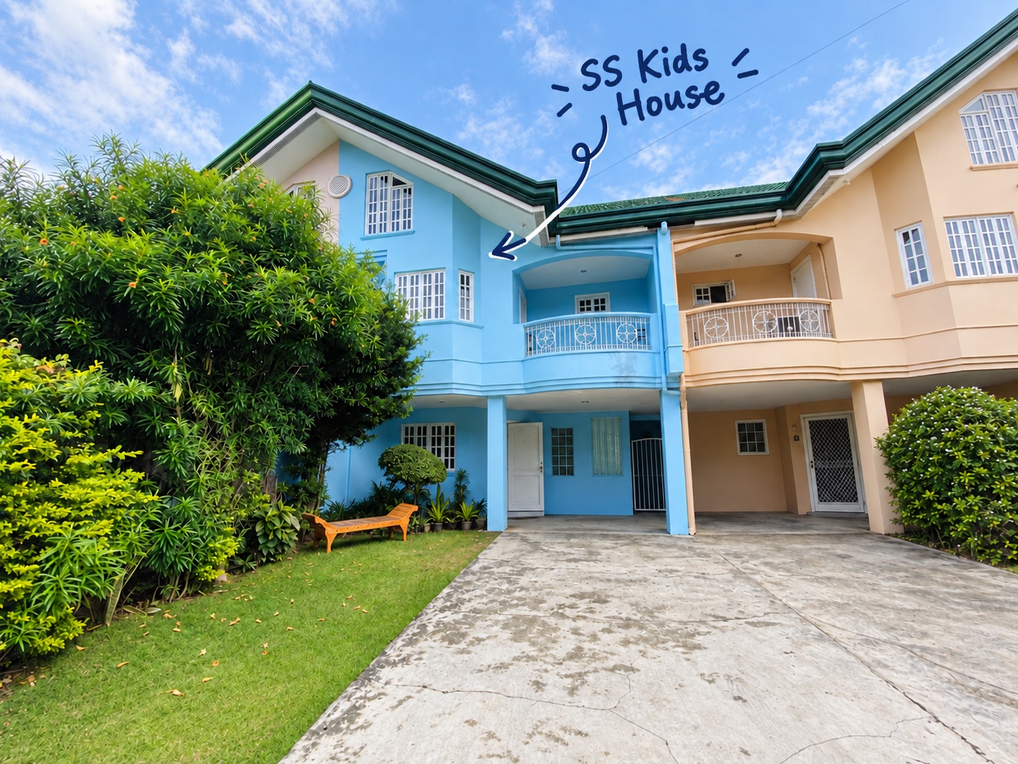 SS Kids Houseの青い建物の外観