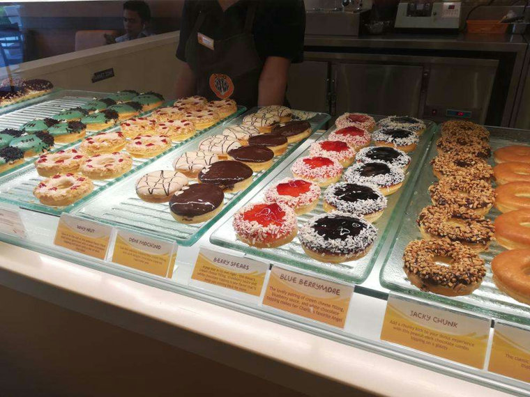 J.CO Donuts & Coffeeでドーナツを選ぶ