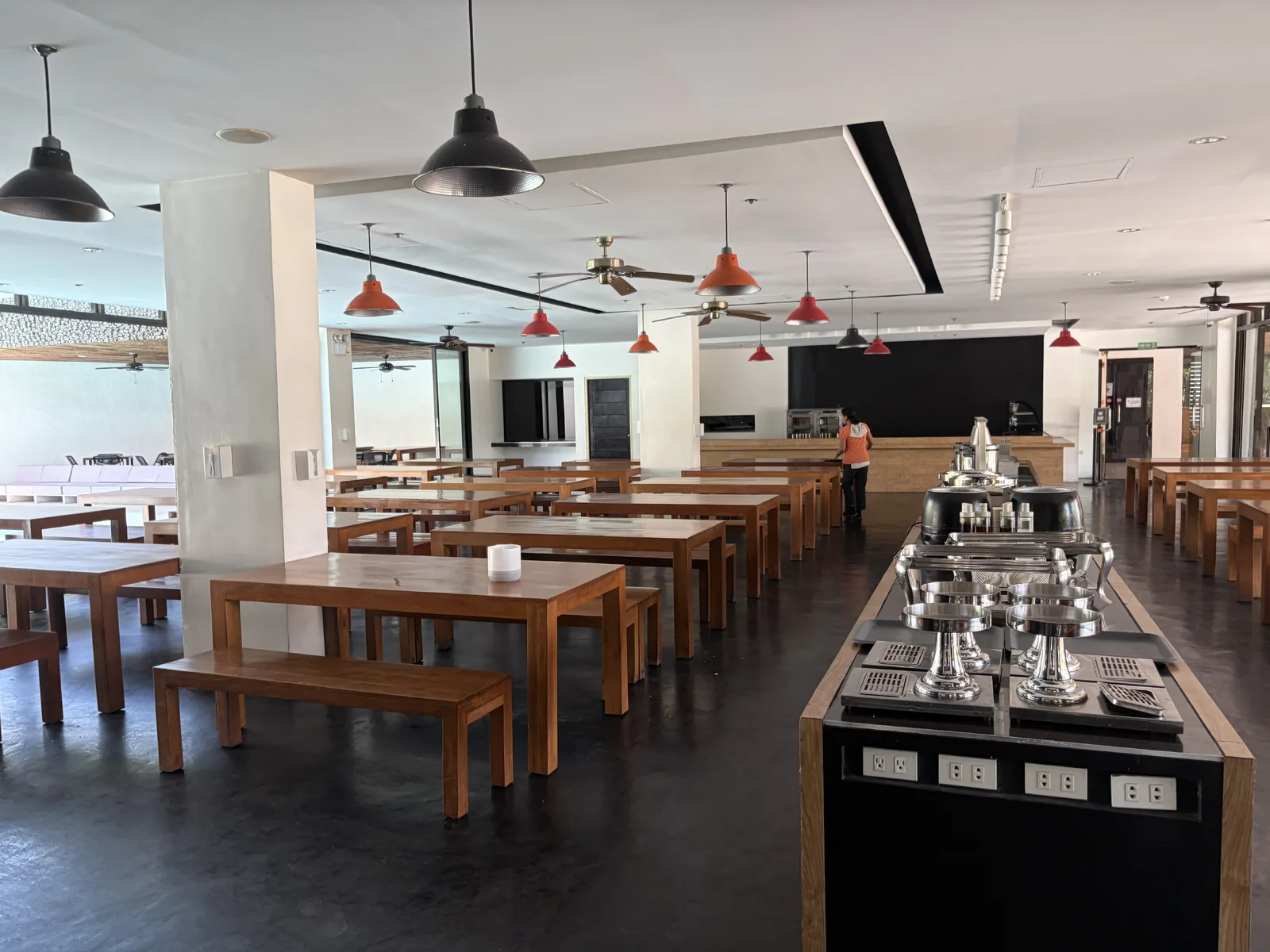 EV Academyの食堂。SSスタッフ訪問時の写真